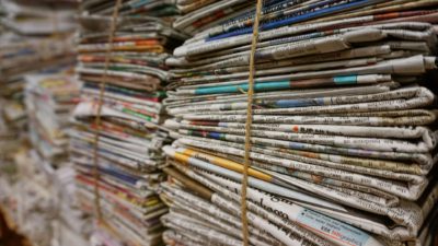 Flera högar med tidningar