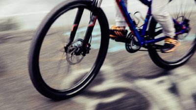 Någon cyklar snabbt på en mountainbike.