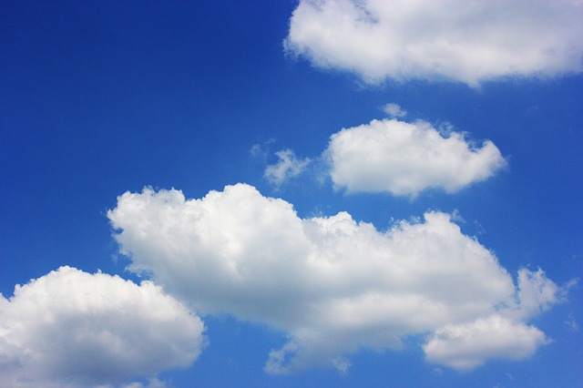 Blå himmel med vita moln.