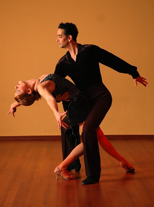 Ett par som dansar dansen ballroom.
