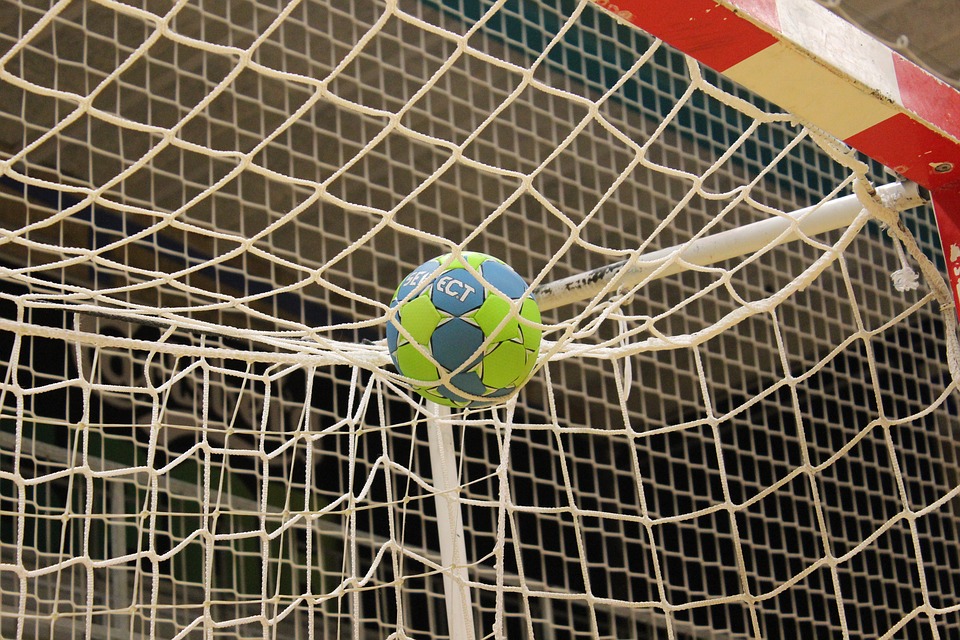En handboll ligger i ett mål