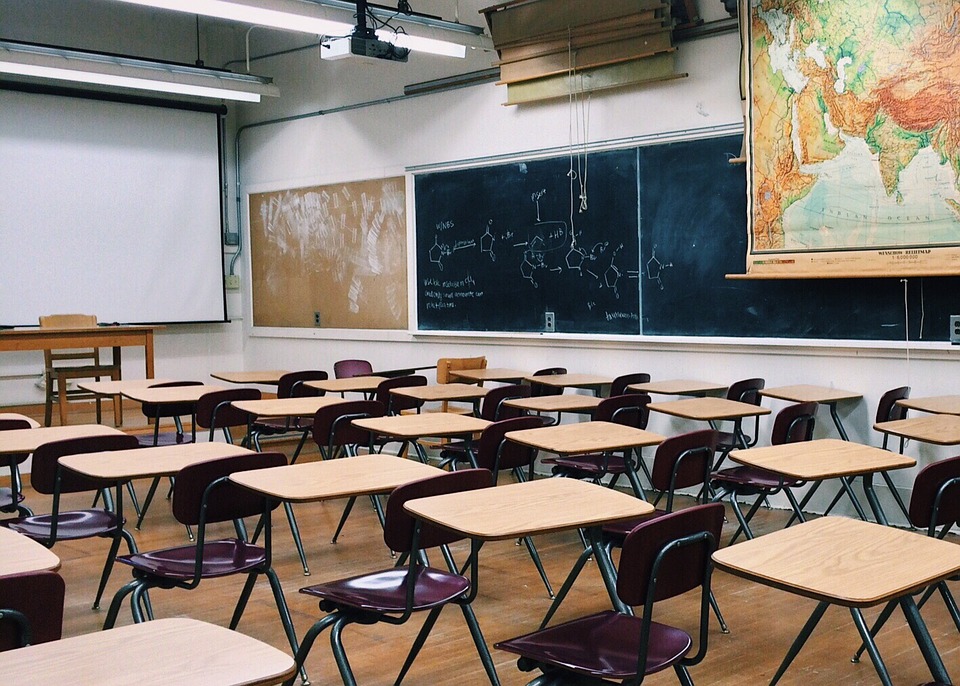 Skolbänkar i ett klassrum