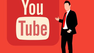 En tecknad man i svart kavaj och röd slips står framför Youtubes röda logga