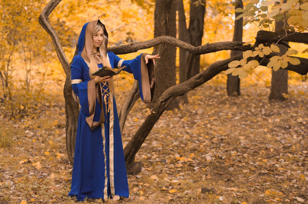 En kvinna som cosplayar som en häxa