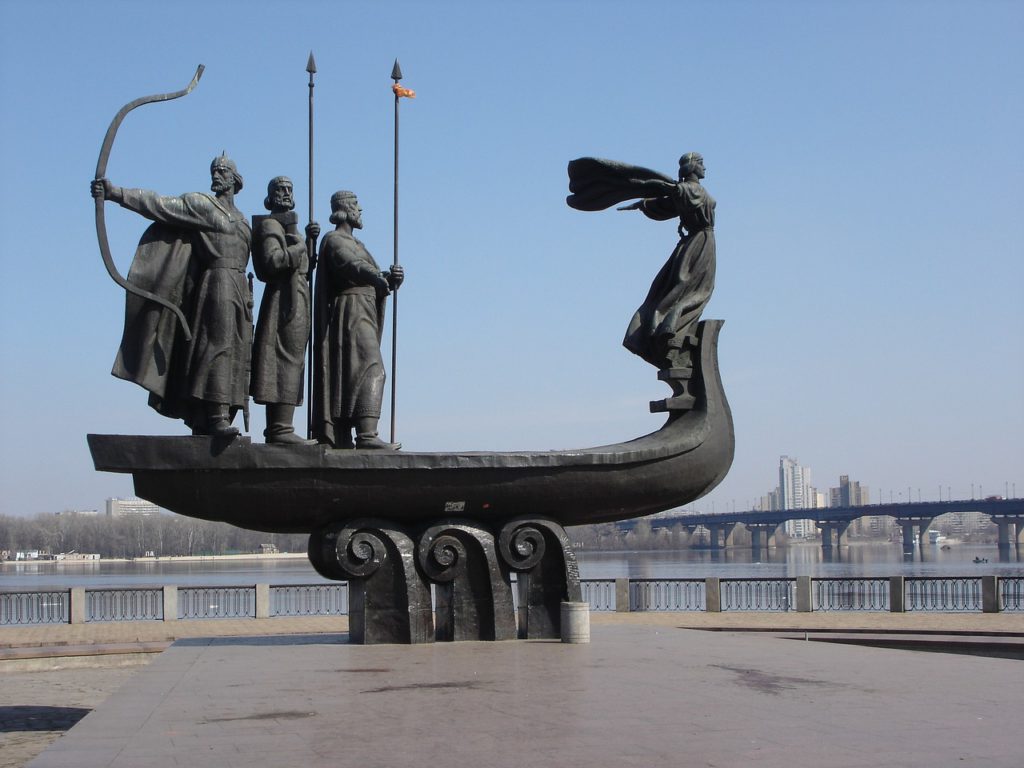 En staty på ett vikingskepp med vikingar