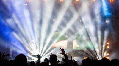 En konsert med en scen bakom ett stort publikhav