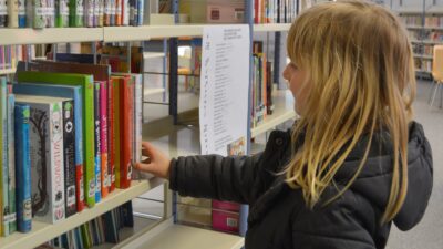En tjej på ett bibliotek