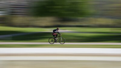 Skridskostjärnan ska cykla genom sverige