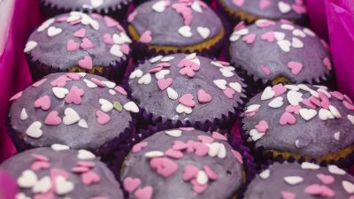 Bild på lila cupcakes med strösselhjärtan.